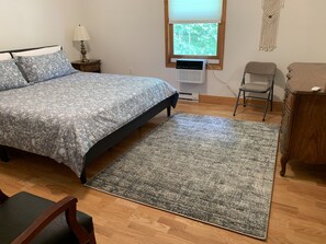 3 makuuhuonetta, työpöytä, ilmainen Wi-Fi, vuodevaatteet