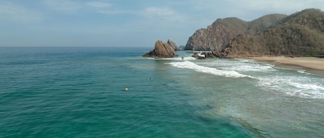 Beach nearby, sun-loungers, beach towels