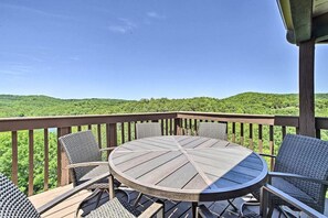 Outdoor dining - REMODELED: Lake View, Min. to Silver Dollar City! (Branson)