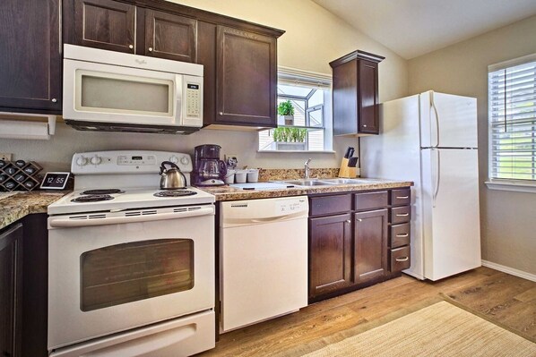 Full-sized fridge, microwave, oven, stovetop