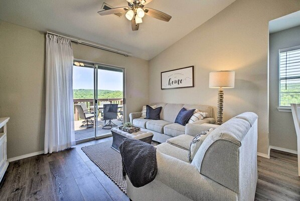 Smart TV, video games, DVD player, books - REMODELED: Lake View, Min. to Silver Dollar City! (Branson)