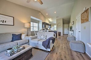 Smart TV, video games, DVD player, books - REMODELED: Lake View, Min. to Silver Dollar City! (Branson)