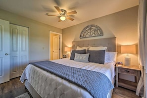 2 bedrooms, travel cot, free WiFi, bed sheets - REMODELED: Lake View, Min. to Silver Dollar City! (Branson)