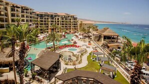 Un complexe hôtelier doté de plusieurs piscines, d’une plage et offrant une vue sur l’océan.