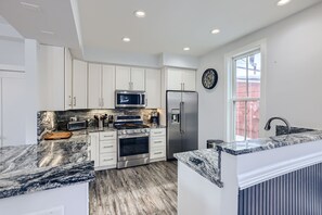 Fridge, microwave, oven, stovetop - 7 Bedroom, 3 parking spots,AC, Centrally located on Main Street next to Gondola! (Breckenridge)