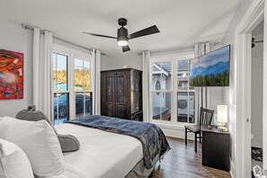 7 bedrooms, desk, iron/ironing board, free WiFi - 7 Bedroom, 3 parking spots,AC, Centrally located on Main Street next to Gondola! (Breckenridge)