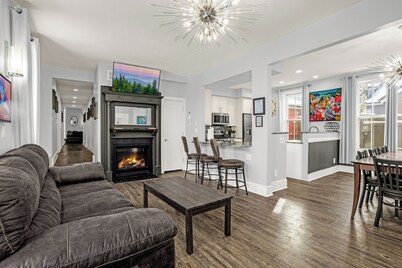 Downtown Breck~7BR&7BA~Walk to Gondola~Hot Tub~AC~3 Parking Spots