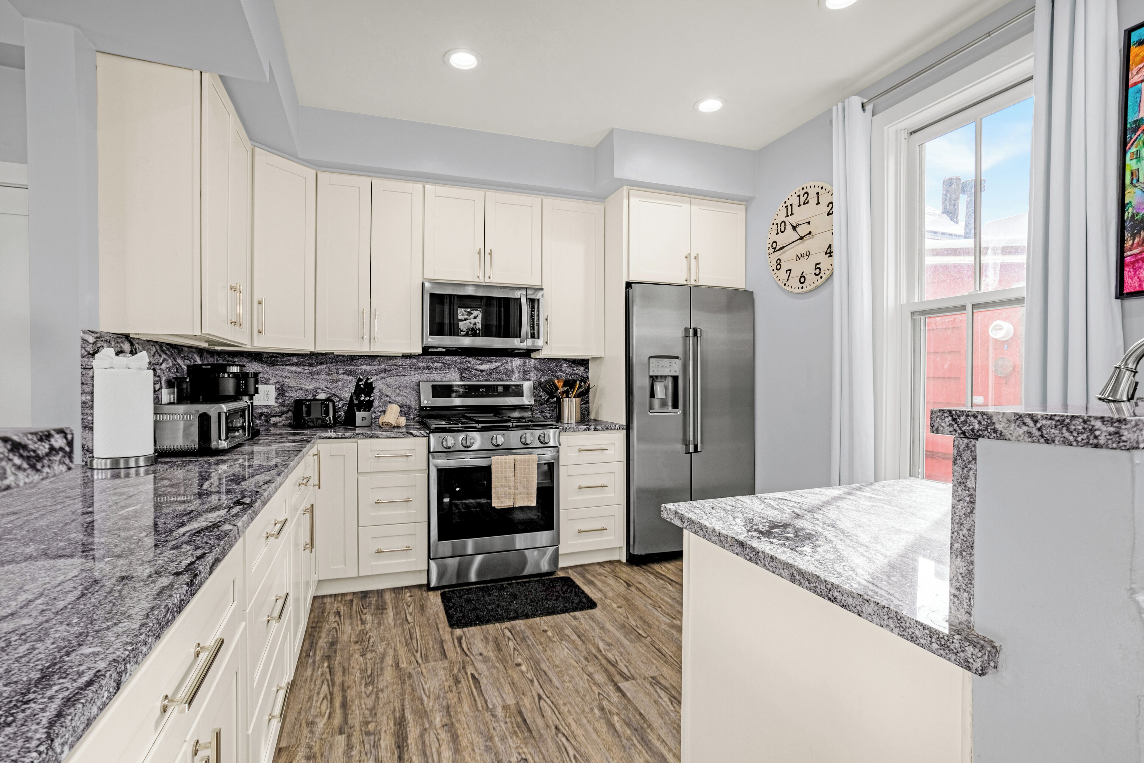 Réfrigérateur, four à micro-ondes, un four, surface de cuisson