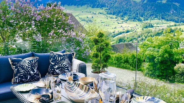 Ein Essplatz draußen mit Blick auf eine schöne Berglandschaft.