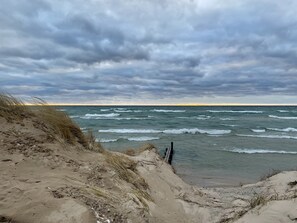 Beach nearby, sun-loungers, beach towels - IN TOWN, ONLY 3 BLOCKS FROM LAKE MICHIGAN’S “STEARNS BEACH”! (Ludington)