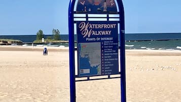 Vlak bij het strand, ligstoelen aan het strand, strandlakens