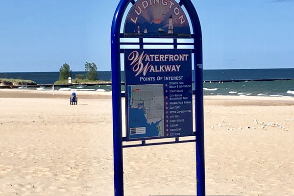 Nära stranden, solstolar och strandhanddukar