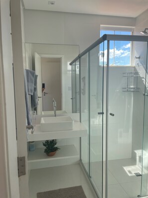 Douche, sèche-cheveux