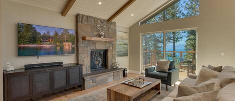 Televisión, chimenea y estéreo