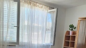 Căn hộ (2 Bedroom Apartment with Terrace) | Phòng khách | TV 