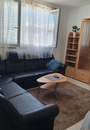 Apartment (2 Bedroom Apartment with Terrace) | Wohnzimmer | Fernseher