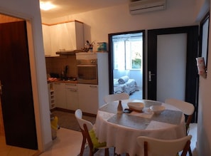 Huoneisto (1 Bedroom Apartment with Terrace) | Yksityinen keittiö | Jääkaappi, uuni, liesi, astianpesukone