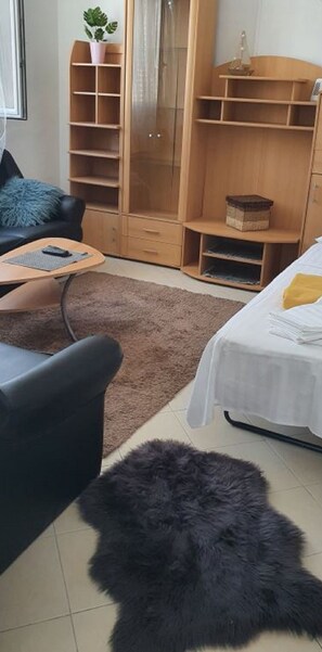 Apartment (2 Bedroom Apartment with Terrace) | Wohnzimmer | Fernseher