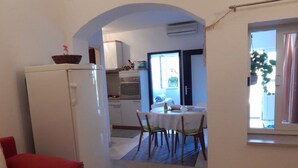 Căn hộ (1 Bedroom Apartment with Terrace) | Phòng khách | TV 
