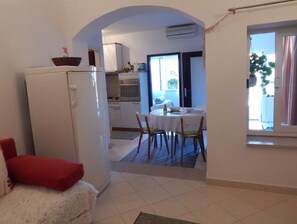 Apartment (1 Bedroom Apartment with Terrace) | Wohnzimmer | Fernseher