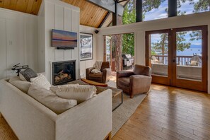 Televisión, chimenea y estéreo 