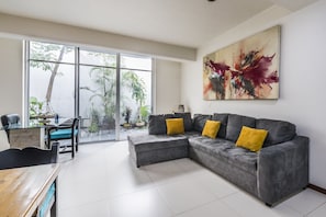 Smart TV, DVD player, livros, aparelho de som