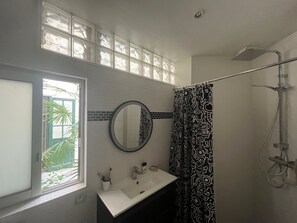 Dusche, Haartrockner, Handtücher, Seife
