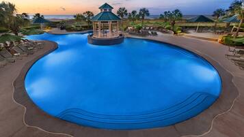 Una piscina techada, una piscina al aire libre
