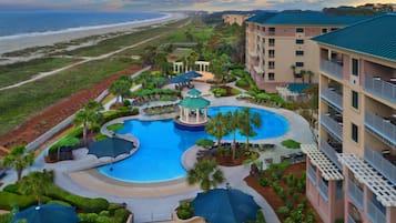 Una piscina techada, una piscina al aire libre