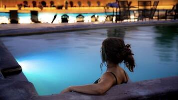 Alberca al aire libre y alberca climatizada