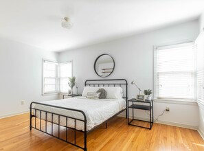 3 makuuhuonetta, silitysrauta/-lauta, vauvan matkasänky, Wi-Fi