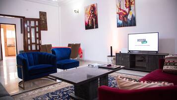 Una Smart TV, una oficina, una impresora