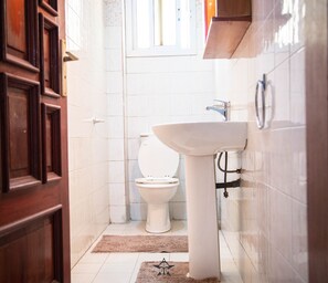 Baignoire, serviettes fournies, papier toilette