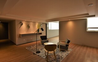 Un salon moderne avec un canapé, une table basse et un meuble pour la télévision.