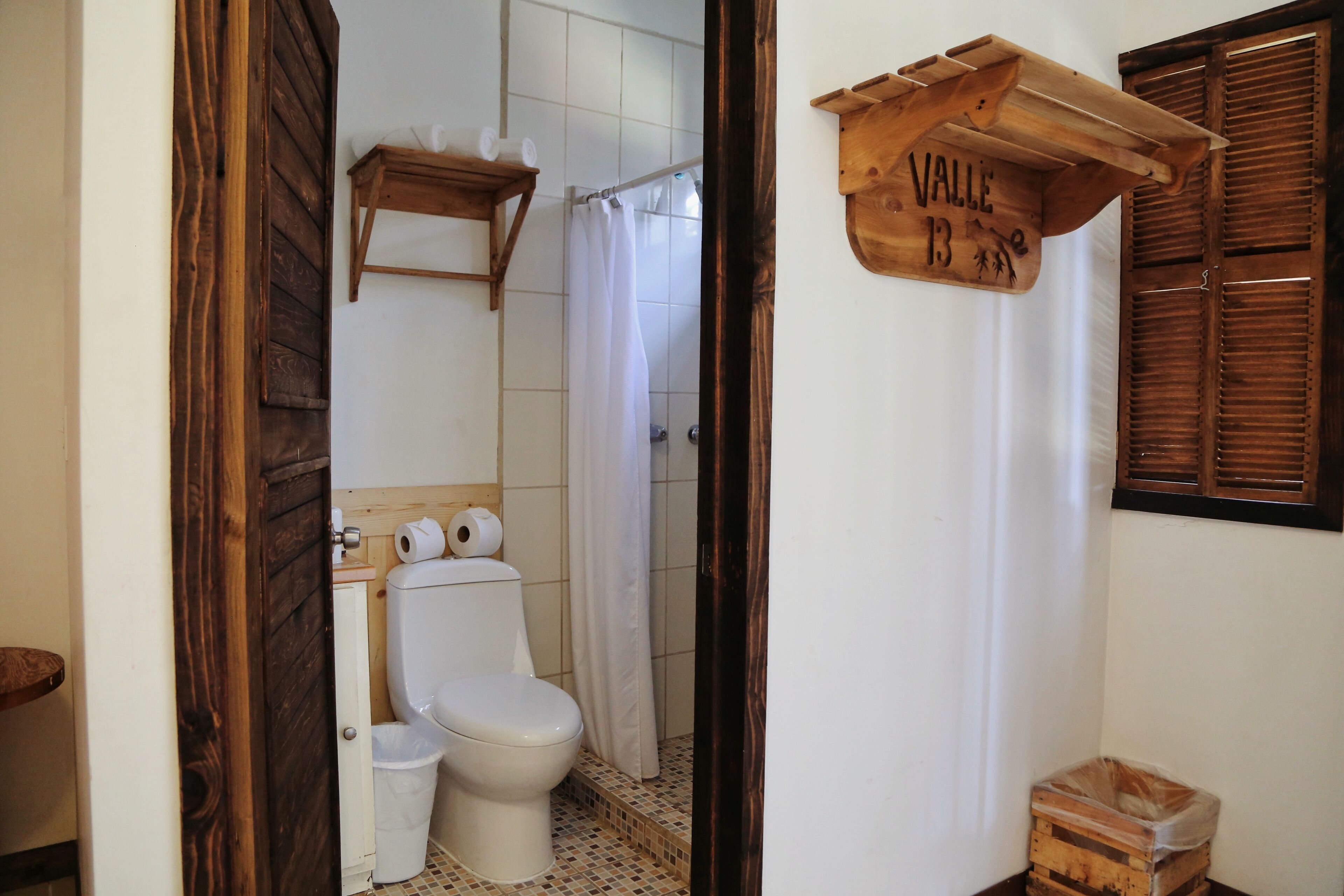 traditional room, 1 queen bed | bathroom | shower, free toiletries, hair dryer, towels