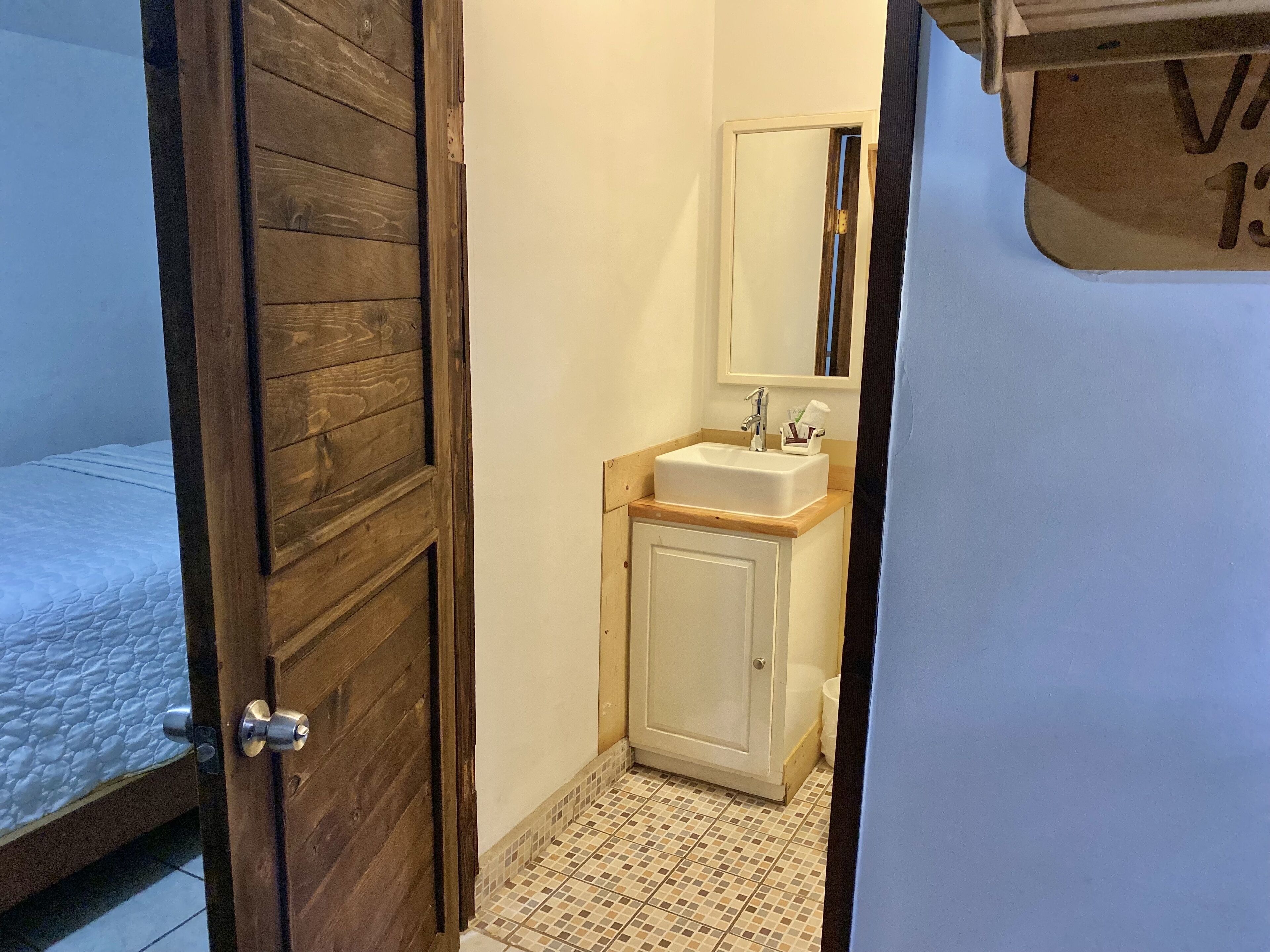 traditional room, 1 queen bed | bathroom | shower, free toiletries, hair dryer, towels