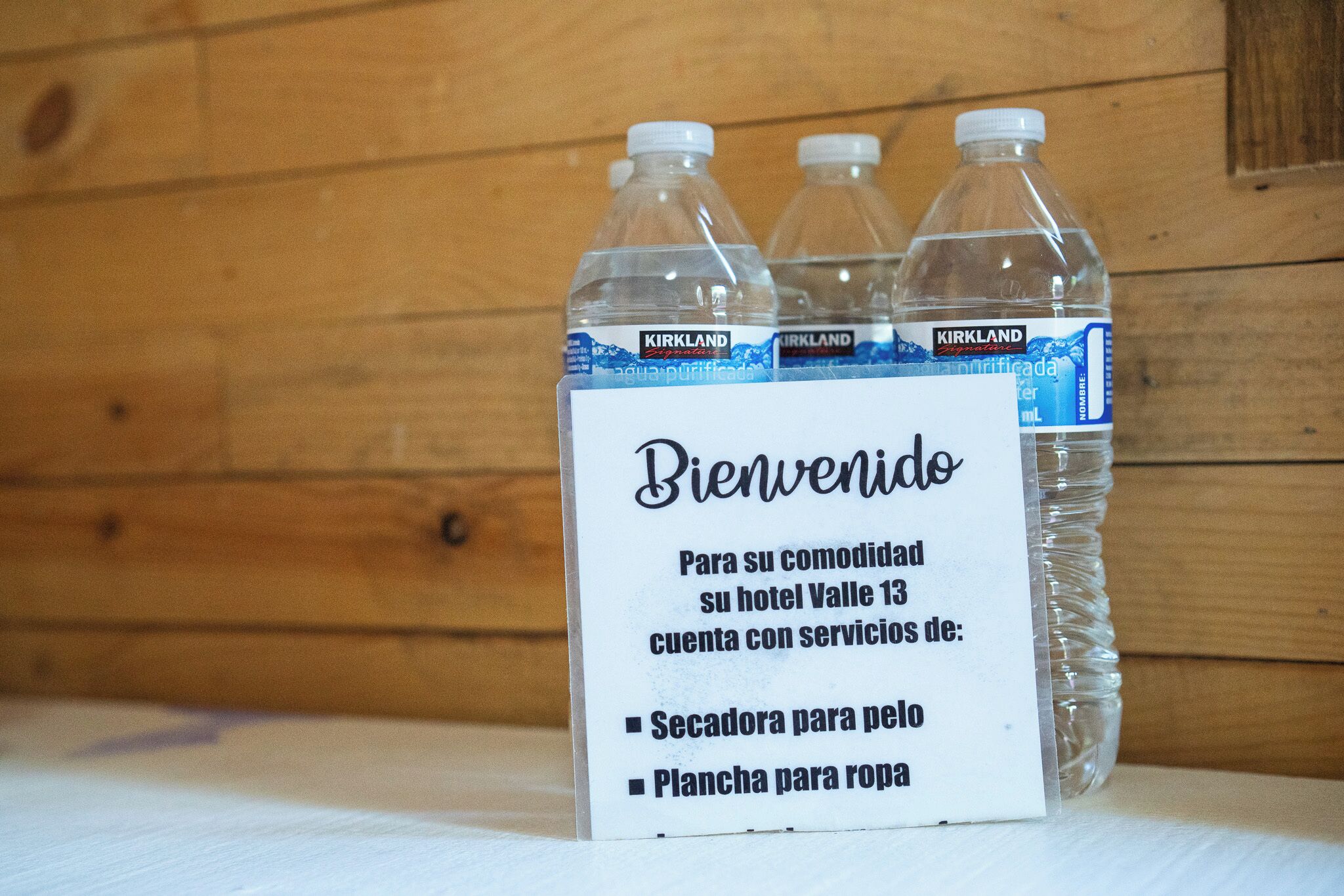 Un cartello di benvenuto con tre bottiglie d'acqua Kirkland.