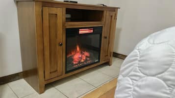 Habitación tradicional, 1 cama de matrimonio | Tabla de planchar con plancha, wifi gratis, ropa de cama