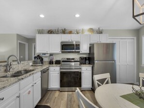 Fridge, microwave, oven, stovetop - Free Beach Chair Service in Season, 2 Swimming Pools (Miramar Beach)