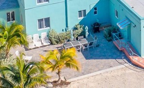 Outdoor dining - 3/2 For 8 Guests-Beach View-Shared Furnished Patio (Hollywood)
