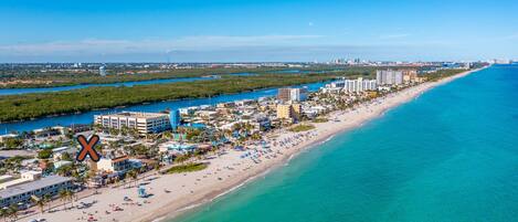 En la playa, sombrillas