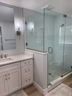 Combined shower/bathtub, hair dryer, towels, toilet paper