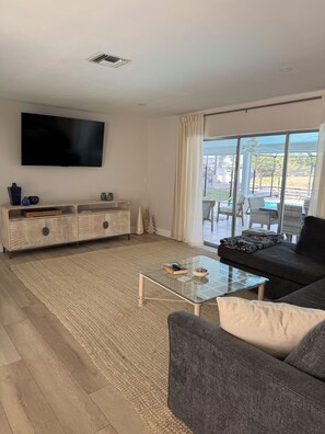 Smart TV, monitor de computadora y impresora 