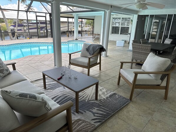 Alberca al aire libre y alberca climatizada