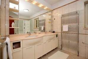 Baignoire, sĂšche-cheveux, serviettes fournies