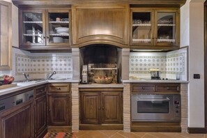 Kylskåp, mikrovågsugn, ugn och spishäll