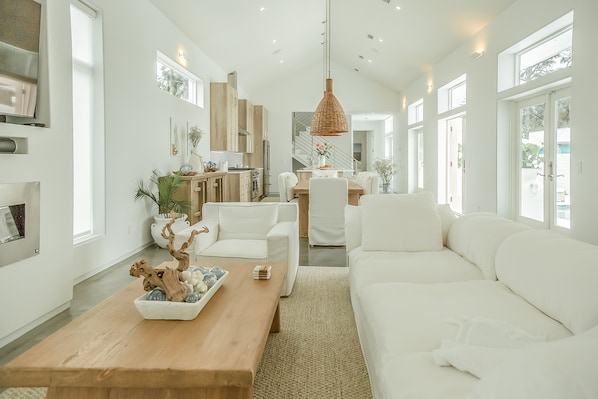 Smart TV, fireplace, stereo