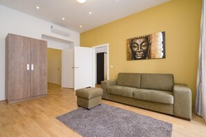 Apartment (RPD Apartment Top 1-2) | Living room | TV