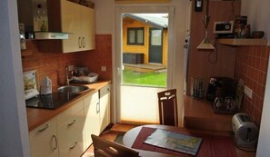 ثلاجة، موقد طهي مسطح، غسالة أطباق، ماكينة لصنع القهوة/الشاي