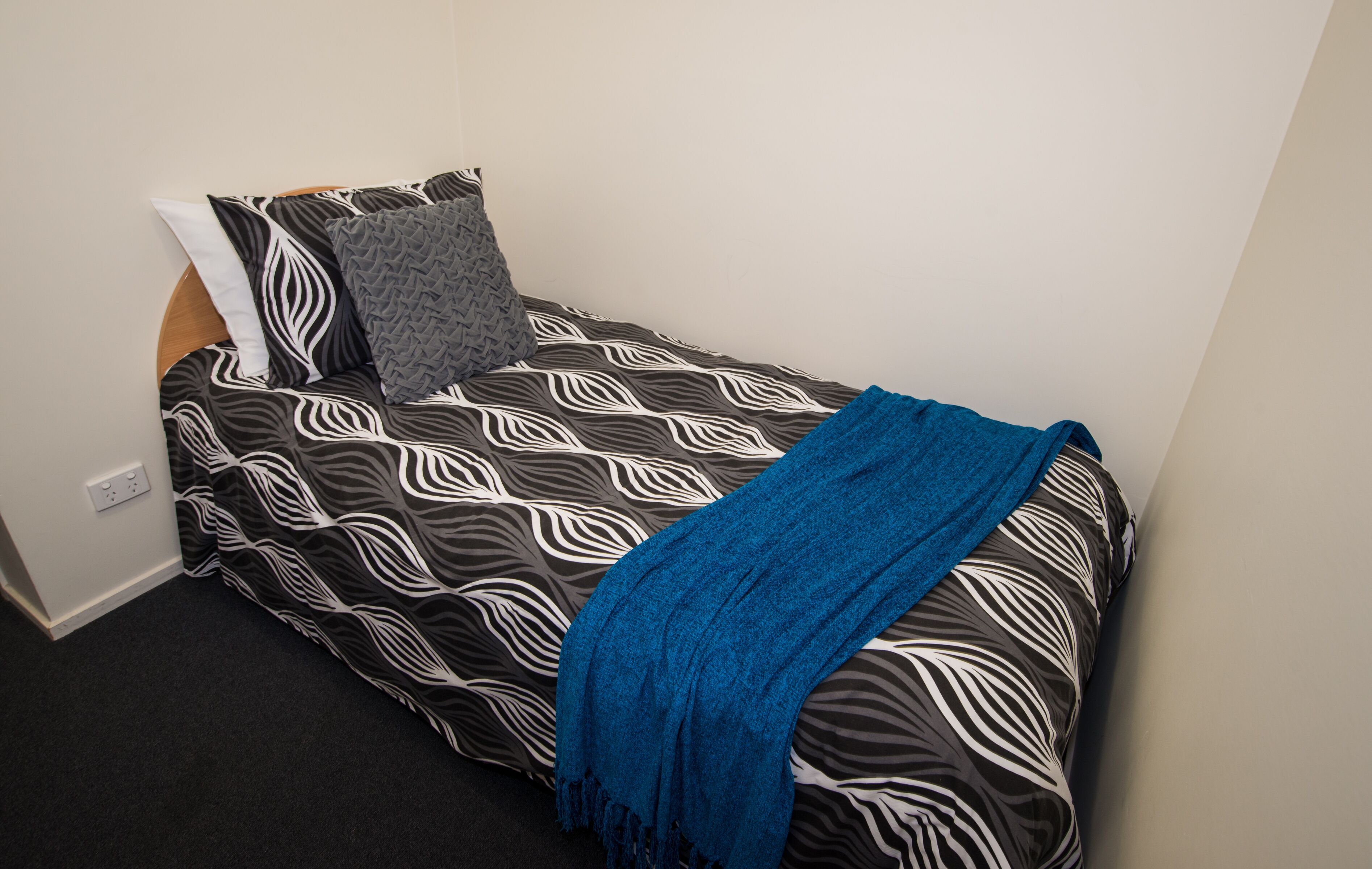 Single ensuite room in convenient quiet location — image 3